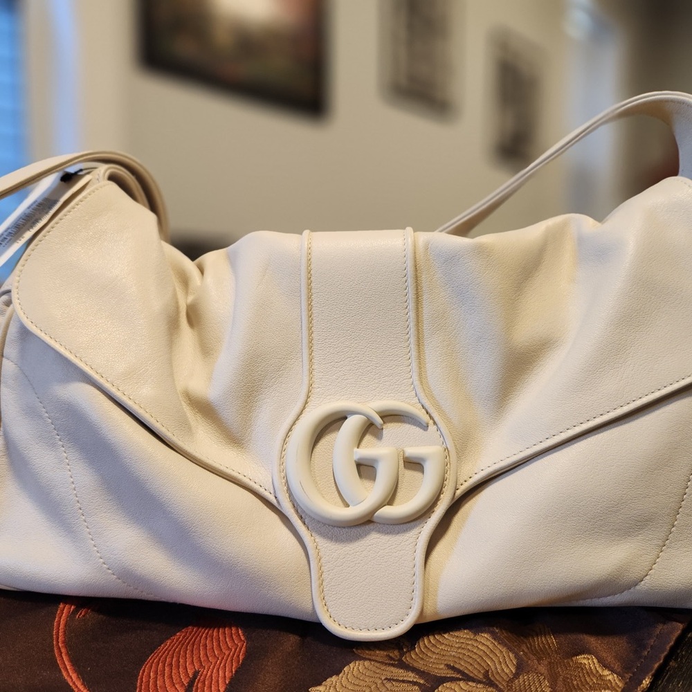 Gucci Elegant Cream Designer Shoulder Bag